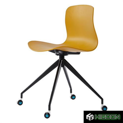 Versatile and ergonomic chair on wheels